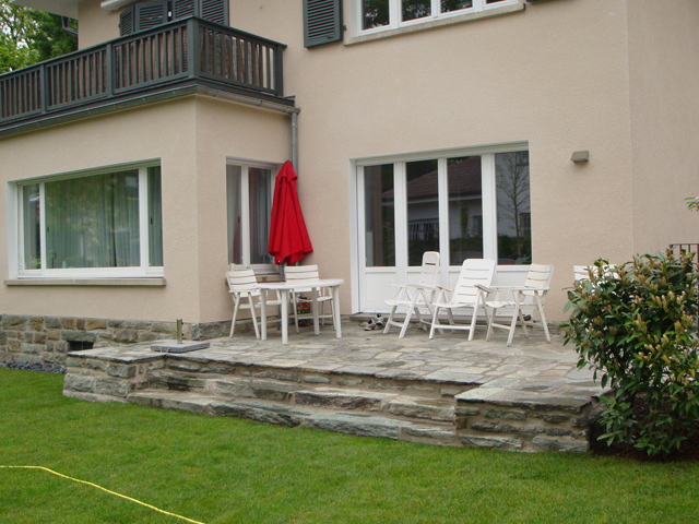Naturstein-Terrasse
